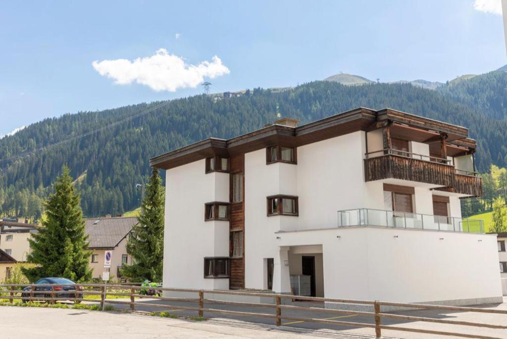 Agrimonia - 5,5-Zi Duplex Wohnung Bis 9 Personen Mit Eigenem Garten Davos Exteriör bild